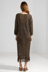 Vestido midi marrón de punto abierto en algodón con lúrex y flecos en el ruedo.