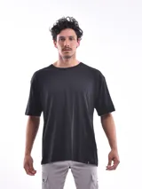Remera negra de corte amplio y mangas cortas.
