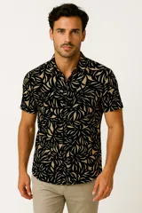 Camisa de hombre con estampado de hojas en tonos grises, corte slim fit, con botones y cuello clásico.