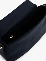 Cartera de hombro Tommy Hilfiger color azul marino, con correa de hombro y correa bandolera extraíble. Presenta una franja vertical con el logo de la marca en el centro.