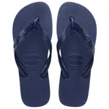 Ojotas Havaianas Top color blanco, con suela texturizada y tiras con diseño en relieve y logo de la marca.