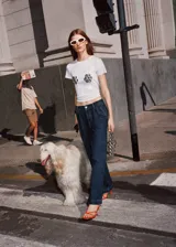 Collar plateado para el cuerpo con flores metálicas.