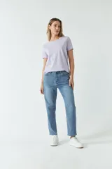 Remera básica lila de algodón con cuello redondo y mangas cortas.