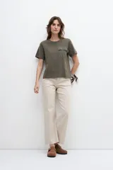 Remera blanca con bolsillo frontal, de manga corta y corte clásico.
