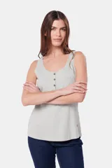 Musculosa celeste con cuello redondo, corte recto, botones frontales y bolsillo de parche en el pecho.