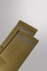 Calcetines deportivos color verde oliva, tejidos con estructura compacta y elástica, con detalle de una línea horizontal azul en el borde superior. Zara Athleticz engineered.