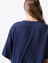 Blusa marrón de lyocell con escote en V y mangas cortas.
