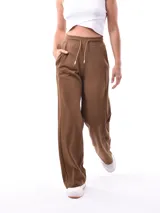 Pantalón ancho de tiro alto, color marrón oscuro, con cordón ajustable en la cintura y costuras marcadas en el frente.