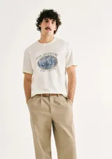 Camiseta azul marino de algodón con estampa rectangular de paisaje en el frente.