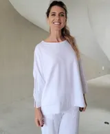 Remerón beige de corte amplio, con escote redondo y mangas largas.