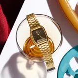 Reloj Casio modelo AQ230GA-5AMQYDF, color dorado, con caja cuadrada de acero y esfera marrón.