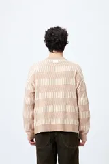 Sweater tejido en jacquard con diseño de franjas geométricas en tonos de azul.