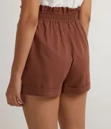 Short color marrón de algodón, tiro alto, con cintura elástica y cordón ajustable.
