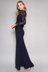 Vestido largo de fiesta color azul marino, con mangas largas de encaje floral y falda recta.
