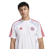Remera Adidas del FC Bayern Munich, color blanco con detalles en rojo y azul. Incluye logo de Adidas y escudo del club en el pecho, y las tres tiras características de la marca en las mangas.