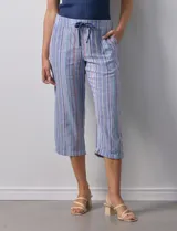 Pantalón capri de lino estampado marca Dash, con pretina ancha elastizada y bolsillos inclinados.