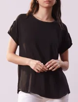 Blusa negra de gasa con cuello a la base y mangas cortas con presilla y botón.