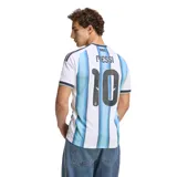 Camiseta de fútbol Adidas de la selección argentina, modelo Home, con el número 10 y el nombre "MESSI" en la espalda (no visible en la imagen, pero inferido por el título). Diseño a rayas verticales celestes y blancas, con logo de Adidas y escudo de la AFA en el pecho, además del parche de campeón del mundo FIFA 2022.
