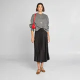 Cárdigan gris de punto fino con botones dorados.