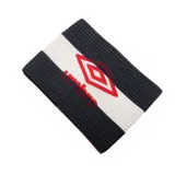 Banda de capitán azul y blanca con logotipo de Umbro, fabricada en poliéster.