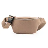 Riñonera color taupe con estampado de logos, correa regulable con hebilla plástica negra y herrajes plateados.