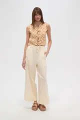 Pantalón viscosa color crudo, de corte recto y tiro alto, con cintura elastizada ajustable con cordón.