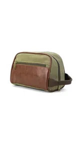 Neceser de tela canvas color verde oliva y cuero sintético color marrón. Cuenta con cierre principal, bolsillo frontal con cierre y asa lateral de tela.