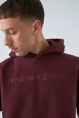 Buzo canguro color marrón de polar con capucha, bolsillo tipo canguro y logo estampado.