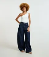 Body básico color durazno, con escote asimétrico y un solo hombro. Confeccionado en microfibra de poliamida y elastano.