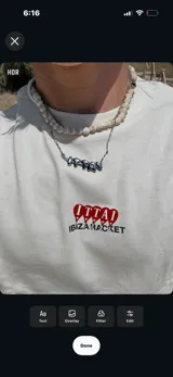 Remera celeste de corte recto y mangas cortas, con estampado en la espalda de cuatro raquetas de pádel rojas y texto en blanco "IBIZA RACKET ITTAI STARS".