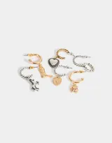 Set de seis aros argolla con diferentes dijes colgantes: corazón dorado, amuleto de la suerte, herradura plateada, corazón plateado, caballo plateado y bota dorada.