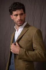 Saco slim fit de lana en tonos oscuros, con estampado a cuadros y solapa clásica.