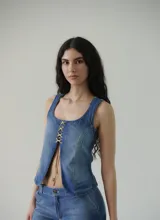 Top de jean azul con breteles finos y cordones cruzados en el frente.