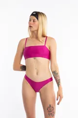 Bombacha de bikini fucsia de corte vedetina, confeccionada en tela brillante.