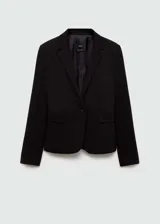 Blazer negro con cuello de pico con solapa, cierre de botón en la parte delantera, manga larga con puños abotonados, diseño recto y dos bolsillos de solapa en la parte delantera.