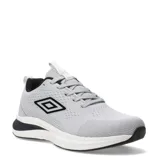 Championes Umbro modelo Vega, color gris claro con detalles en negro y blanco. Confeccionados en malla transpirable, con cordones y suela de goma.