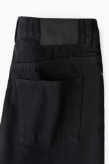 Pantalón de jean negro de tiro alto, corte ancho y cinco bolsillos.