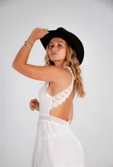 Vestido corto rojo con escote halter, corte a la cintura y falda con volados.