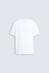 Camiseta blanca de algodón con elasticidad, corte slim fit, cuello redondo y mangas cortas.