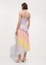 Vestido largo con estampado de cuadros multicolores, breteles finos, escote de pico y diseño asimétrico. Presenta detalle fruncido en el busto y cierre lateral con cremallera. Con forro interior.