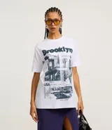 Remera blanca de algodón con estampado de fotos y texto alusivo a Brooklyn, Nueva York.
