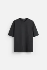 Camiseta negra de corte holgado, con cuello redondo y mangas cortas.