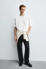 Mocasín de vestir color marrón oscuro, con detalle de borlas en la parte delantera, forro y plantilla interior a tono, horma redonda y suela con ligero tacón.