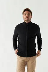 Campera tejida negra para hombre, con cuello alto y cierre frontal.