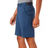 Short de hombre color verde oliva, con bolsillos laterales y traseros con cierre. Protección solar UPF 50 y repelencia al agua.