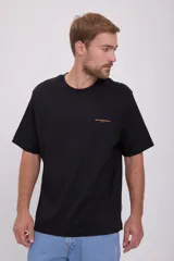 Camiseta negra de manga corta con cuello redondo y corte amplio. Estampado en la espalda con un paisaje y texto en color naranja.