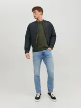 Camiseta verde militar de manga corta y cuello redondo, corte slim fit.