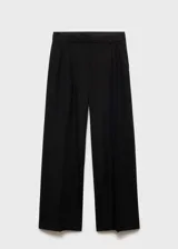 Pantalón de vestir negro de corte recto, con tiro medio, trabillas para cinturón, pinzas frontales y bolsillos laterales.