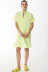 Vestido corto color coral con estampado de flores pequeñas, cuello mao y escote en V.