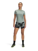 Short deportivo Under Armour Challenger Pro Print para mujer, con estampado abstracto en tonos rojo, gris y blanco. Cuenta con cintura elástica, calza interior y logo de la marca en la pierna.